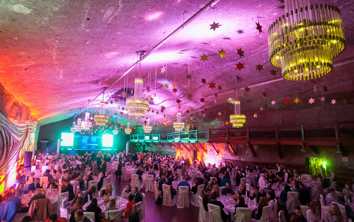 W kuluarach rozmawiało się głównie o tym…Więcej Być może jednak elementem, który najmocniej utkwi w pamięci uczestników wcale nie będzie program, wykładowcy i ICE, ale... Kopalnia Soli w Wieliczce. To tam odbyła się inauguracyjna gala połączona ze zwiedzaniem kopalni, występem Art Color Ballet i kolacją na głębokości 135 metrów pod powierzchnią ziemi