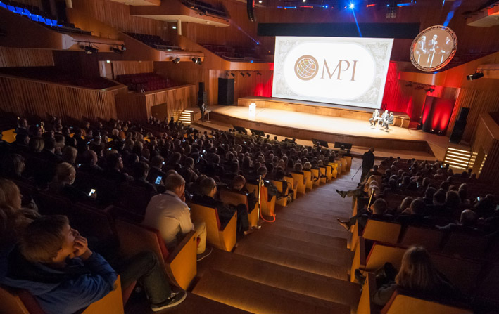 Ramy tematyczne tegorocznego EMEC wyznaczyli…Więcej Ramy tematyczne tegorocznego EMEC wyznaczyli Mike Walsh, otwierający konferencję, i Alan Watkins – zamykający. Pierwszy – specjalista od wpływu nowych technologii na biznesowe transformacje. Drugi – lekarz neurolog, a zarazem ekspert w dziedzinie przywództwa i możliwości ludzkiego organizmu