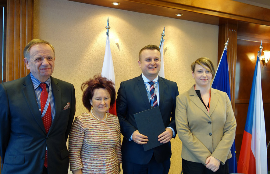 Reprezentanci Polski na spotkaniu v-4...Więcej Reprezentanci Polski na spotkaniu v-4, od prawej; Elżbieta Wąsowicz- Zaborek Wiceprezes Polskiej Organizacji Turystycznej, Tomasz Jędrzejczak, Podsekretarz Stanu w Ministerstwie Sportu i Turystyki, Maria Napiórkowska, Dyrektor Departamentu Turystyki MSiT, Robert Kępiński z POT