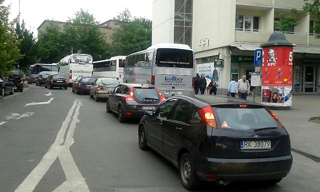 Stłoczone pojazdy na ulicy Kopernika. Pokonanie tego… Więcej Stłoczone pojazdy na ulicy Kopernika. Pokonanie tego odcinka wymaga często jazdy przeciwległym pasem ruchu