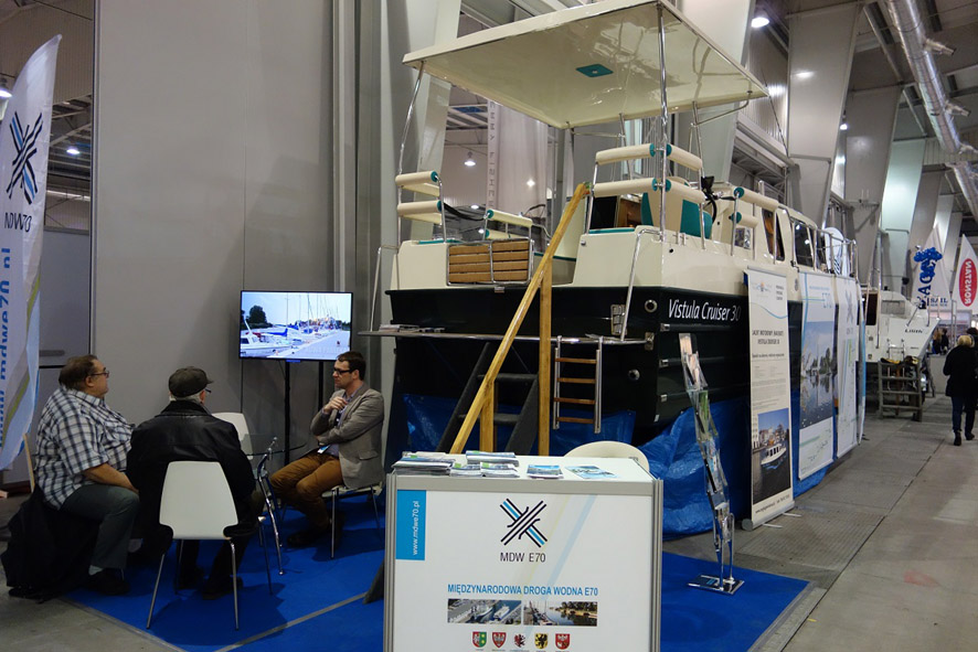 Rafal Wasil odpowiada na ...Więcej Rafal Wasil odpowiada na pytania klientów zainteresowanych pływaniem  Miedzynarodową  Droga Wodną e70  na stoisku Urzędu Marszałkowskiego Województwa Pomorskiego