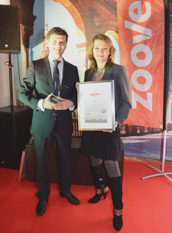 Dominika Szulc i Piotr Perczyński reprezentowali…Więcej Tegoroczny Zoover Award znów dla Krakowa. Ngrodę odebrali Dominika Szulc, dyrektorka ośrodków POT w Amsterdamie i Brukseli oraz dr Piotr Perczyński, szef Sekcji Politycznej i Ekonomicznej Ambasady RP w Hadze