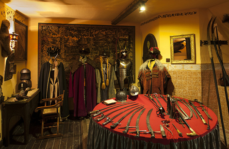 W zbiorach...Więcej W zbiorach eksponaty o wartości historycznej i rekwizyty filmowe /fot.: Michał Kosc