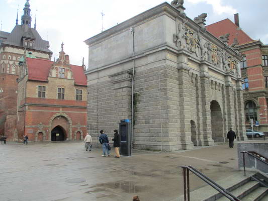 Brama Wyżynna w Gdańsku … Więcej Brama Wyżynna w Gdańsku - centrum informacji turystycznej w Pomorskiem. Obok bramy znajduje się jedne z 245 infomatów. Wgłębi, po lewej: Katownia, Szyja i Wieża Więzienna, w których znajduje się Muzeum Bursztynu/ fot.: Kazimierz Netka