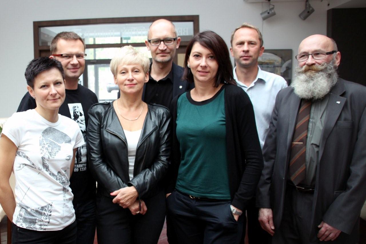 Zarząd Forum Informacji Turystycznej … Więcej Nowy Zarząd Forum Informacji Turystycznej. Od lewej Sylwia Mytnik (RCIT w Koszalinie), Marcin Pałach (TCI), Małgorzata Rafał (CIT w Białej Podlaskiej), Wojciech Dziąbek (CJIT), Barbara Zięba-Godula (SIM InfoKraków), Szymon Wiśniewski (CI w Toruniu) i Jacek Idzikowski (POT)/ fot.: TCI