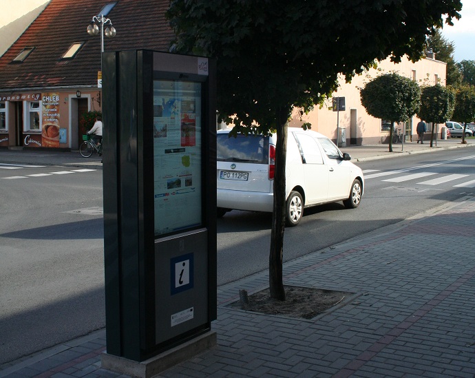 Nowotomyski infokiosk … Więcej Nowotomyski Gminny Ośrodek Informacji, jako jeden z czterech punktów informacji turystycznej w Wielkopolsce, otrzymał 4-gwiazdkowy certyfikat na lata 2013/2014. O lepszej ocenie GOI w 2012 roku zdecydowały m. in. godziny jego otwarcia (w sezonie turystycznym przez sześć dni w tygodniu), nowo powstały infokiosk, dostępność bezpłatnych materiałów turystycznych (także w językach obcych) i dobra ocena wystawiona pracownikom GOI/ fot.: E. Tomczyk-Miczka