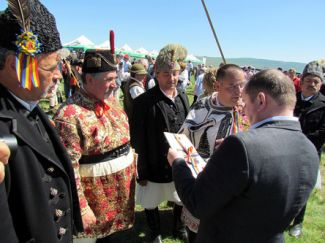 Dar dla amsasadora RP ... Więcej Ambasador RP w Rumunii Marek Szczygieł przejmuje pamiątkowy dyplom z rąk pasterzy rumuńskich, czabanów/ fot.: Elżbieta Tomczyk-Miczka