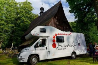Koralowy Camper Małopolski … Więcej Przy kościółku UNESCO w Lipnicy Murowanej podczas inauguracji letniego sezonu turystycznego 2013/ fot.: E. Tomczyk-Miczka