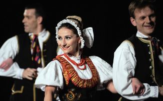 „Śląsk” prezentuje repertuar … Więcej „Śląsk” prezentuje publiczności repertuar, za który jest uwielbiany na całym świecie