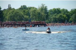 50 lat Zalewu Zegrzyńskiego … Więcej Z okazji 50 lat Zalewu Zegrzyńskiego, w czerwcu na Dzikiej Plaży w Nieporęcie, odbyła się wielka impreza z licznymi atrakcjami, zaś na jeziorze dzieci i młodzież wystartowały w Warszawskiej Olimpiadzie Młodzieży - w regatach o Puchar Wójta Gminy Nieporęt