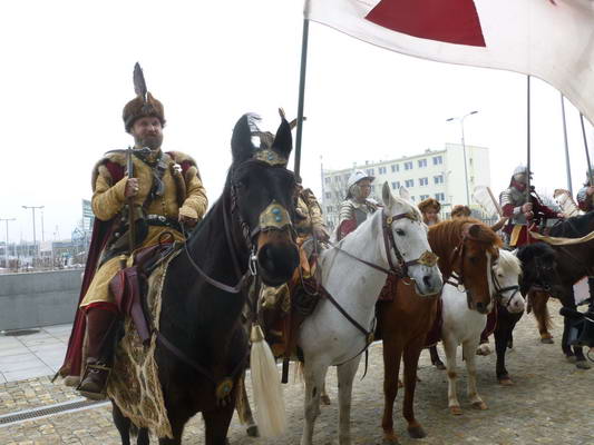 Powitanie targowych gości … Więcej Przed wejściem do Centrum Wystawienniczo-Kongresowego AmberExpo targowych gości serdecznie witali rycerze z Zamku Gniew, pod wodzą Jarosława Struczyńskiego/ fot.: Kazimierz Netka