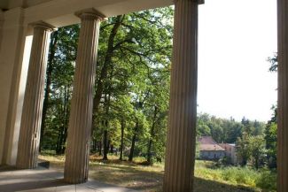 Belweder - z włoskiego piękny widok … Więcej Usytuowanie herbaciarni vel Belwederu nie jest w Bukowcu przypadkowe - stoi na wzniesieniu, nic nie przysłania widoków. U stóp cały świat/ fot.: Marek Perzyński