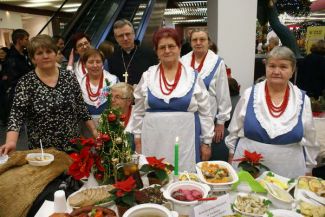 Pokaz stołów bożonarodzeniowych … Więcej Biskup Andrzej Siemieniewski przy stole pań ze wsi Tarnów koło Ząbkowic Śląskich / fot.: Marek Perzyński