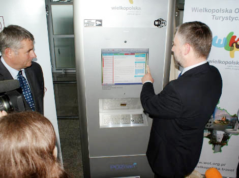 Inauguracja systemu … Więcej Marszałek Marek Woźniak podczas inauguracji systemu przy infokiosku na lotniku Ławica w Poznaniu / fot.: Przemysław Rola