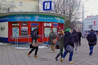 CIT przy ul. Niepodległości 1 … Więcej Infomat w witrynie Centrum Informacji Turystycznej „zadomowił się” przy ulicy Niepodległości 1 pod koniec 2012 roku