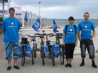 „Mobilni” … Więcej Poruszający się na rowerach informatorzy turystyczni czuwają nad turystami wypoczywającymi na pasie nadmorskim od Brzeźna do Jelitkowa / fot.: Archiwum GOT