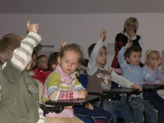 Listopad 2009, Tarnów. Las rączek wyrywających się do odpowiedzi maluchów był najlepszą gwarancją zainteresowania turystyką podczas spotkania z przedszkolakami w TCI/ fot.: Krzysztof Gzyl, TCI