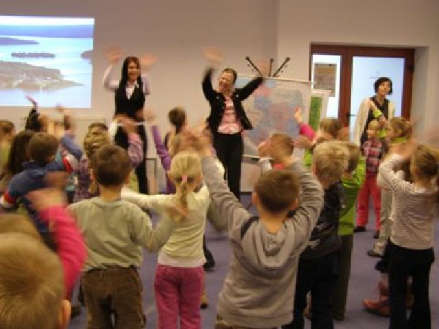 Marzec 2010, Braniewo. Uczyć bawiąc – bawić ucząc. W czasie edukacyjnych spotkań nie zabrakło zabawy przy rytmicznej piosence/ fot.: Archiwum PIT
