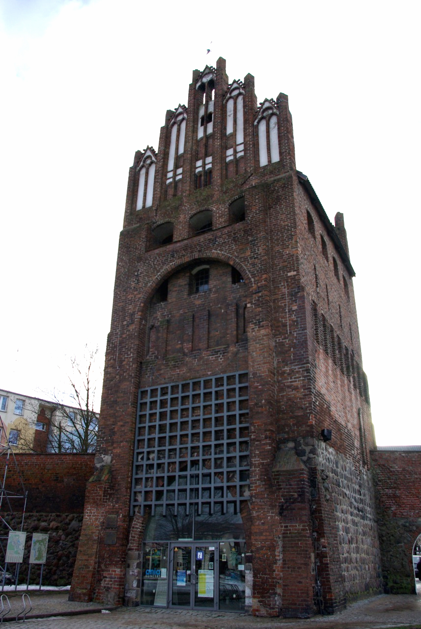 Brama Wolińska … Więcej Właśnie spod Bramy Wolińskiej rozpoczyna się kilka szlaków rowerowych oraz popularny Miejski Szlak Turystyczny, zwany też „szlakiem niebieskich stóp” / fot.: M. Rembas