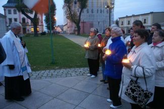 Uczestnicy wieczornych nabożeństw maryjnych … Więcej Pątnicy i stali mieszkańcy Krzeszowa, którzy uczestniczą od maja do początku października w wieczornych nabożeństwach maryjnych na miejscowych dróżkach Drogi Krzyżowej, niosą ze sobą świece - we wrześniu i październiku tylko one oświetlają im drogę wśród pól/ fot.: Marek Perzyński
