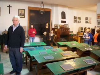 Szkolna sala … Więcej Kolejny pomysł pana Mankiewicza. Szkolna sala – z przedwojennymi ławkami, tabliczkami do pisania i rysikami. Dzieci siadają w ławkach, przeglądają tu stare elementarze, tornistry czy mundurki / fot. Monika Pacukiewicz