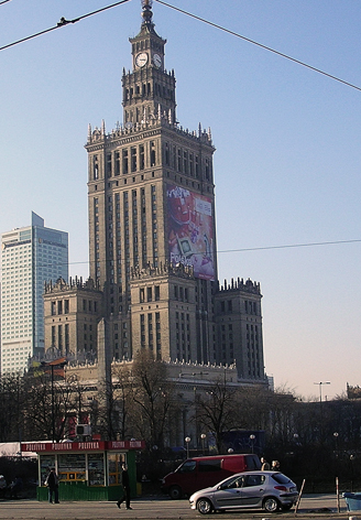 Przedsmak „inwazji” na Berlin … Więcej Na centralnym, symbolicznym obiekcie Warszawy zawisł gigantyczny baner z sympatycznymi stworami, które pojawiły się także w Berlinie