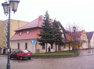 W tym domku tkaczy miałoby mieścić się chodzieskie muzeum wraz z punktem „it” … Więcej Ze wstępnych kosztorysów wynika, że na remont, a także na urządzenie i prowadzenie muzeum wraz z punktem „it” trzeba wydać milion złotych. W kasie miejskiej nie ma jednak takich pieniędzy/ fot.: Przemysław Rola