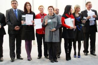Na pierwszej linii dyrektor Barbara Różycka-Jaskólska … Więcej W VI edycji Konkursu POT na Najlepsze Centrum Informacji Turystycznej w Polsce - Centrum Informacji Turystycznej i Kulturalnej w Jeleniej Górze zajęło 3. miejsce w kategorii centrów czterogwiazdkowych. Wręczenie laureatom honorowych statuetek i dyplomów miało miejsce 20 października 2010 roku podczas XXI Targów Regionów i Produktów Turystycznych „Tour Salon” w Poznaniu. Na zdjęciu tegoroczni laureaci. Na pierwszej linii dyrektor Barbara Różycka-Jaskólska