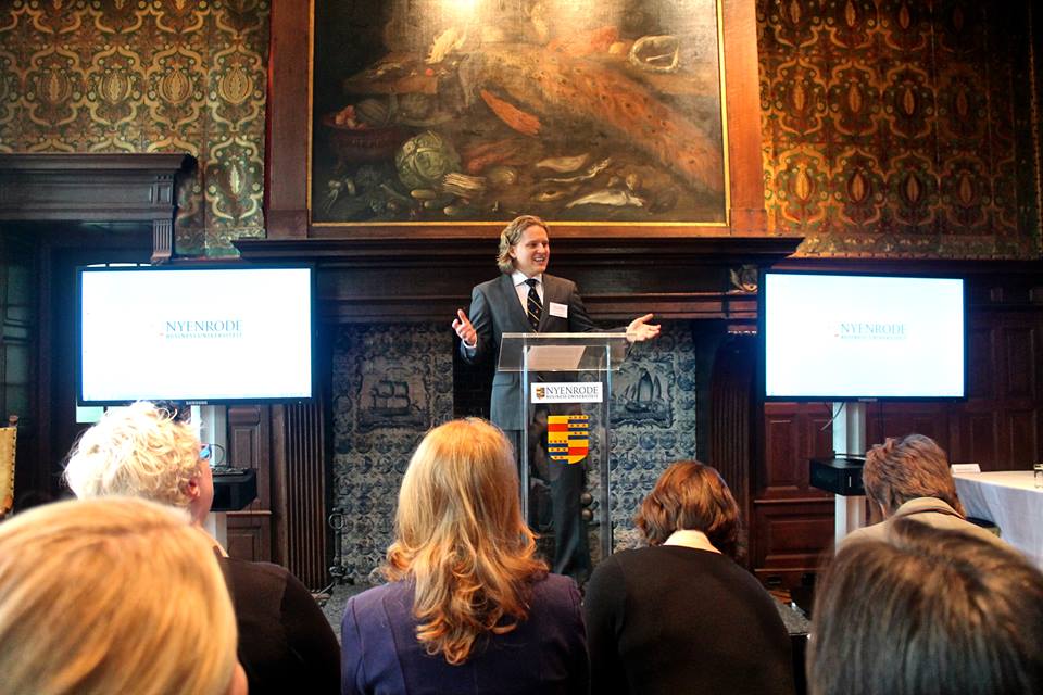 Dyrektor ośrodka POT w Amsterdamie Andrzej Pawluszek … Więcej Dyrektor ośrodka POT w Amsterdamie Andrzej Pawluszek w roli moderatora konferencji zatytułowanej „Move Your Imagination. Perspectives on Travel Blogging and Social Media Marketing” w historycznych murach prestiżowej holenderskiej uczelni Nyenrode University