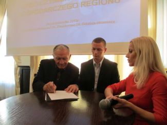 Akt założycielski podpisuje … Więcej Powstanie Fundacji Kociewie. Akt założycielski podpisuje Jan Ryszard Morawski/ fot.: Kazimierz Netka