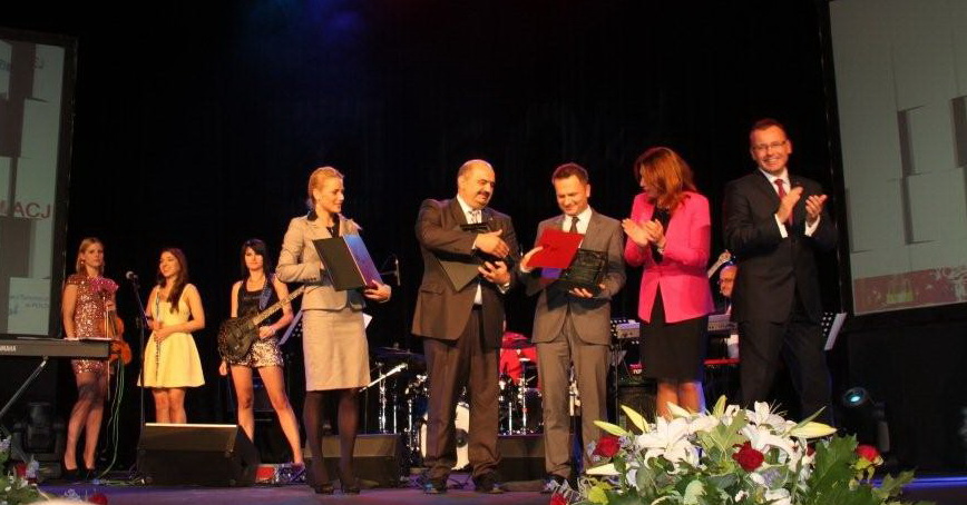 Najlepsi z Najlepszych … Więcej Podczas uroczystej Gali w Teatrze Polskim - Najlepsi z Najlepszych. Od lewej Aneta Legierska z Punktu Informacji Turystycznej w Istebnej, Robert Kempa z Centrum Promocji i Informacji Turystycznej w Giżycku i Marcin Pałach z Tarnowskiego Centrum Informacji w towarzystwie podsekretarz stanu w Ministerstwie Sportu i Turystyki Katarzyny Sobierajskiej i prezesa Polskiej Organizacji Turystycznej Rafała Szmytke/ fot.: TCI