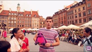 Po Warszawie oprowadza…Więcej Widzów,wybraną trasą po Warszawie oprowadza Kevin, jeden z ambasadorów WizzAir