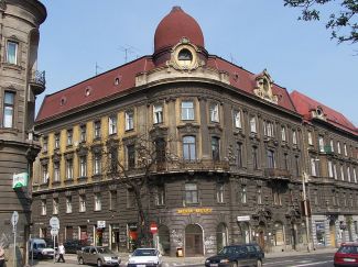 „Wiedeńska” kamienica w Bielsku-Białej … Więcej Bielsko-Białą nazywano w okresie międzywojennym Małym Wiedniem ze względu na architekturę wzorowaną na wiedeńskiej. Drugim takim miastem w Polsce był Cieszyn