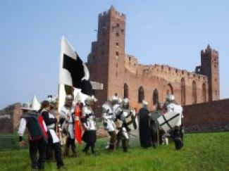 Rewitalizacja zamku krzyżackiego w Radzyniu Chełmińskim … Więcej 28 sierpnia br. rozpoczęła się rewitalizacja zamku krzyżackiego w mieście. Prace na wysokości zabezpieczające i konserwujące mury potrwają do końca roku. Zamek będzie w tym czasie niedostępny dla zwiedzających. Prace finansowane są ze środków Ministra Kultury i Dziedzictwa Narodowego w ramach programu Dziedzictwo kulturowe, priorytet 1 Ochrona zabytków.