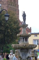 Na prabuckim rynku … Więcej Figura Rolanda na prabuckim rynku na szczycie fontanny jego imienia