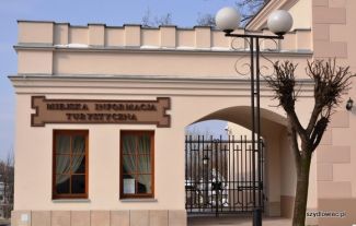 Szydłowiecka „it” … Więcej Miejska Informacja Turystyczna funkcjonuje w zabytkowym, odrestaurowanym budynku przy Rynku Wielkim 5a w Szydłowcu