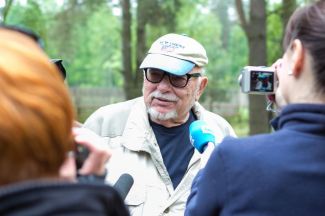 Jerzy Hoffman podczas...Więcej Jerzy Hoffman podczas konferencji towarzyszącej nadaniu imienia nowonarodzonemu cielakowi.