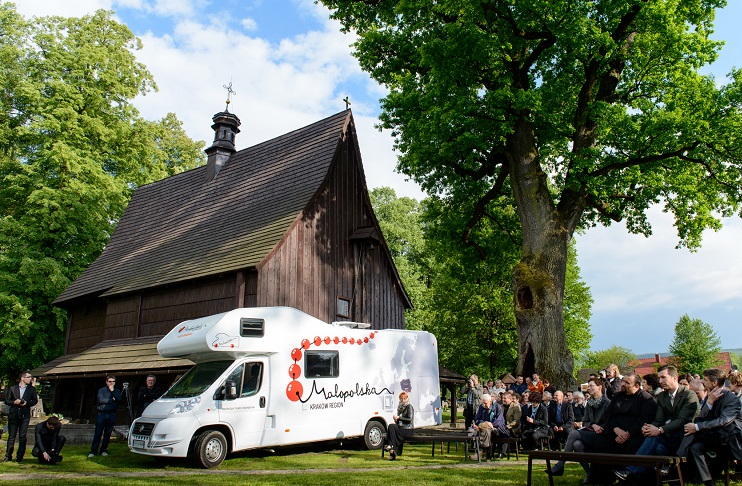 „Koralowy” Camper wspiera Szlak Architektury Drewnianej … Więcej - Nasz flagowy produkt Szlak Architektury Drewnianej wzmocnił się diametralnie, dzięki zaangażowaniu w jego promocję małopolskiego Campera i mamy nadzieję, że uda nam się zdobyć Złoto - podkreśla Leszek Zegzda, prezes Małopolskiej Organizacji Turystycznej/ fot.: E. Tomczyk-Miczka
