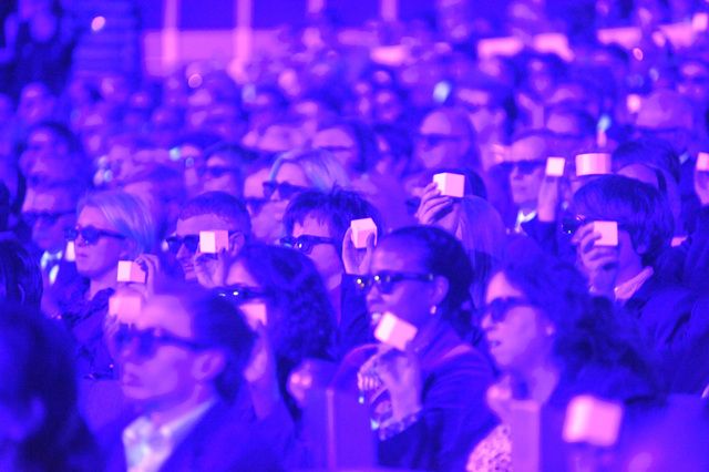 W błękitnej poświacie podczas spektaklu w technice 3D … Więcej Uczestnicy gali przy pomocy magicznych białych kostek sami sterowali podróżą przez Polskę w animacji 3D - oszałamiającą tempem, porywającą wirtuozerią, nasyconą artystycznymi przenośniami oraz odniesieniami do współczesności i tradycyjnych motywów