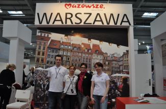 Tegoroczna koncepcja wizualna stoiska Mazowsza … Więcej Tegoroczna koncepcja wizualna stoiska Mazowsza zakładała podział lad według tematyki produktów turystycznych. Reprezentanci Stołecznego Biura Turystyki: Krzysztof Sędek, Joanna Koper-Pawłowska, dyrektor Barbara Tekieli i Magdalena Orzełowska/ fot.: E. Tomczyk-Miczka