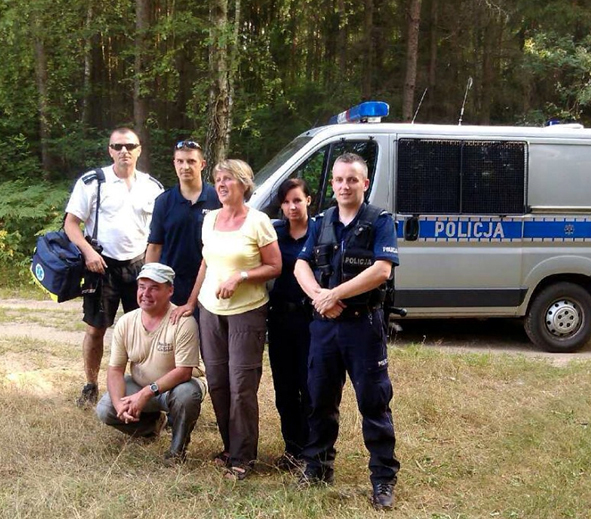 Po akcji ratunkowej...Więcej Małżeństwo niemieckich turystów szybko otrząsnęło się po niedawnych przeżyciach wśród narwiańskich bagien. Zdjęcie z policjantami, którzy wybawili ich z opresji, zachowają na pamiątkę niebezpiecznej przygody, która - gdyby nie nadeszła pomoc - mogła zepsuć im wakacje/ fot.: KPP Mońki