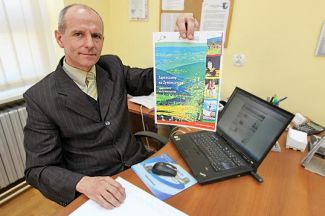 Dyrektor Mirosław Dziergas prezentuje … Więcej Wydział Turystyki, Kultury, Sportu i Promocji Powiatu Żywieckiego zdobył środki z Europejskiego Funduszu Rozwoju Regionalnego na realizację projektu pn. „Zapraszamy na Żywiecczyznę. Działania na rzecz wspólnej promocji polsko – czeskiej”