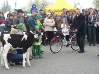 Rodzinne Agro-Targi w Czarnkowie … Więcej Przyjedź 28 kwietnia do Czarnkowa! Wystawa rolnicza, pokaz wikliniarstwa, witrażu, pokaz ginących zawodów, kiermasz produktu lokalnego, zajęcia rękodzielnicze a także klaun i szczudlarze spacerujący w miasteczku – to atrakcje, które będą dostępne przez całą niedzielę
