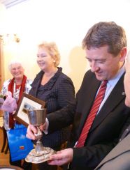 Drogocenny kielich - dzieło Johanna Fischera Starszego … Więcej Bratanica pastora pierwsza z lewej. Kielich, który przekazała do muzeum, w rękach prezydenta Świdnicy, Wojciecha Murdzka / fot.: Marek Perzyński