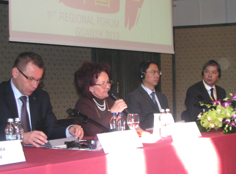 W części polsko-chińskiego Forum poświeconego turystyce ...Więcej W części polsko-chińskiego Forum poświeconego turystyce prezentowano dziedziny, w których współpraca może przynieść najlepsze efekty. Rafał Szmytke, prezes POT (pierwszy z lewej) przedstawił potencjał turystyczny Polski, a także założenia kampanii realizowanej przez POT na rynku chińskim. Ministerstwo Sportu i Turystyki reprezentowała Maria Napiórkowska, dyrektor Departamentu Turystyki. Prezentację chińskich projektów turystycznych przedstawił Chang Suhua z urzędu odpowiadającego za turystykę w Chinach. Chungming Wong z biura PLL LOT w Pekinie podkreślił znaczenie bezpośredniego połączenia z Polską.