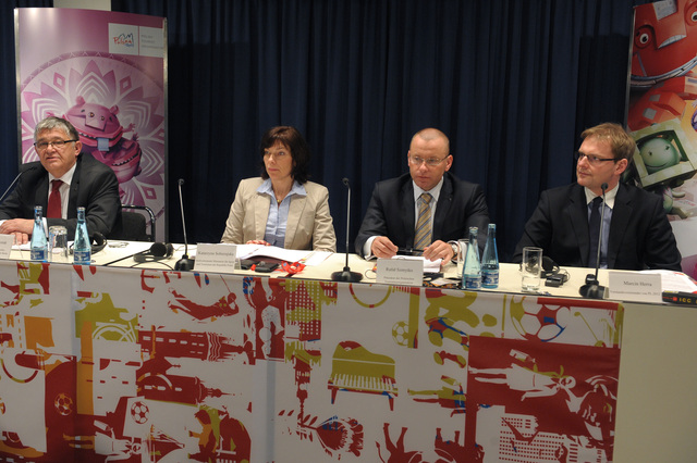 10 marca, konferencja prasowa Polski … Więcej 10 marca odbyła się konferencja prasowa Polski jako Kraju Partnerskiego ITB Berlin 2011. Wzięli w niej udział (od lewej) Jan Wawrzyniak, dyrektor Polskiego Ośrodka Informacji Turystycznej w Berlinie, Katarzyna Sobierajska, wiceminister Sportu i Turystyki, Rafał Szmytke, prezes Polskiej Organizacji Turystycznej oraz Marcin Herra, prezes PL 2012