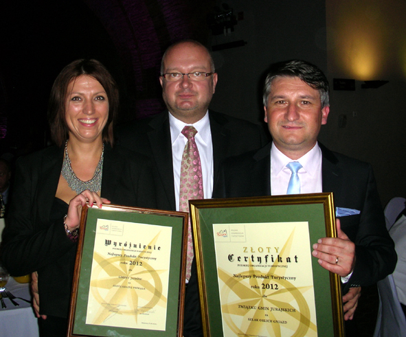 Śląska Organizacja Turystyczna może poszczycić się...Więcej Śląska Organizacja Turystyczna może poszczycić się Złotym Certyfikatem POT i wyróżnieniem dziesiątej edycji Konkursu na Najlepszy Produkt Turystyczny. Na zdjęciu Agnieszka Sikorska, dyrektor Biura ŚOT, Grzegorz Chmielewski, wiceprezes ŚOT i Robert Nieroda, dyrektor Biura Związku Gmin Jurajskich