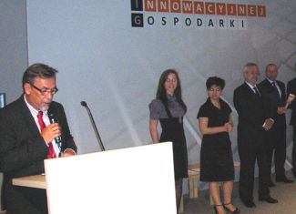 Wyróżnionych nagrodą Innovatica 2011 zaprasza na podium prowadzący Jacek Żakowski … Więcej Prezes POT Rafał Szmytke (z prawej) odebrał z rąk prezesa KIG Andrzeja Arendarskiego i prezesa PARP Bożeny Lublińskiej-Kasprzak statuetkę Innovatica 2011