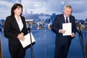 Decyzja zapadła … Więcej Porozumienie dotyczące organizacji Forum podpisali 16 maja br. podsekretarz Stanu w Ministerstwie Sportu i Turystyki Katarzyna Sobierajska oraz prezydent Miasta Krakowa Jacek Majchrowski / fot.: InfoKraków 24