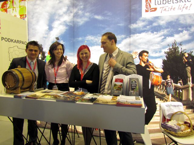 Prezes LROT Piotr Franaszek (pierwszy z prawej) z załogą stoiska Lubelskiego … Więcej Stoisko i promocję Regionu Lubelskiego na targach ITB zorganizowały: Lubelska Regionalna Organizacja Turystyczna, Urząd Marszałkowski Województwa Lubelskiego, miasta Lublin, Zamość, Biała Podlaska oraz Muzeum Zamoyskich w Kozłówce, SPA Nałęczów, Uroczysko Zaborek, Cukiernia Zaniewicz, Atlas Travel z Lublina / fot.: E. Tomczyk Miczka
